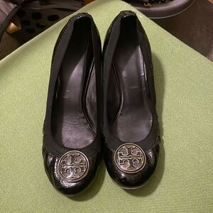 Tory Burch black patent logo Caroline wedge heels 8.5